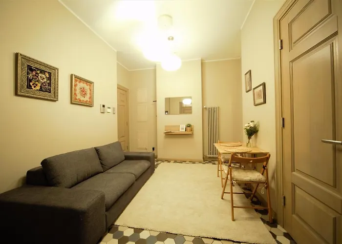 Quiet Old Town With Elevator Access